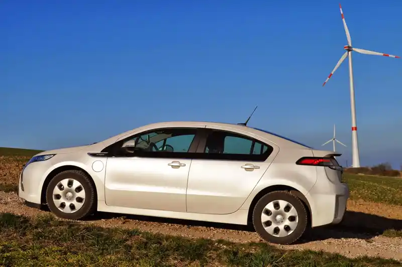 Opel Ampera vor einem Windras